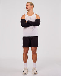 Man wearing Pace Run Sleeves - Black | Thumbnail Index: 2