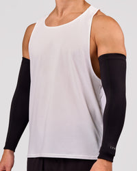Man wearing Pace Run Sleeves - Black | Thumbnail Index: 5