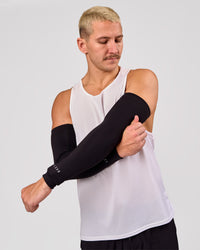 Man wearing Pace Run Sleeves - Black | Thumbnail Index: 4