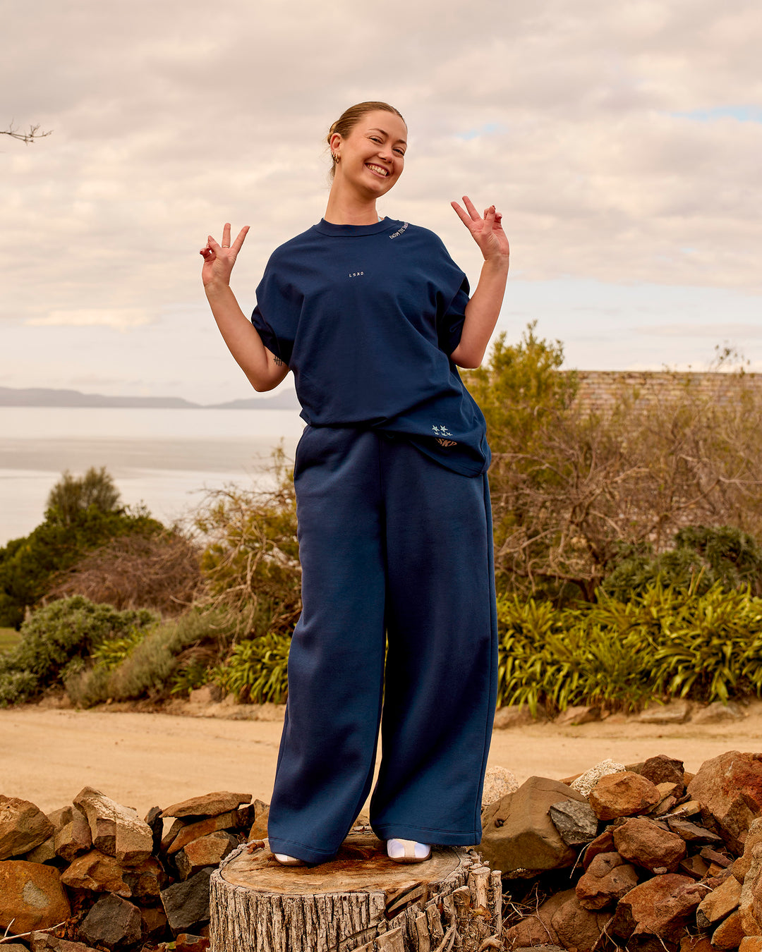 Woman wearing GG Heavyweight Oversized Tee - Future Navy | Model:Carole | Size:M - view 4