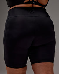 Woman wearing Fusion Ultra High-Rise 9" Short Pockets - Black | Model:Jordie | Size:2XL | Thumbnail Index: 14