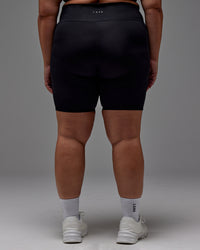Woman wearing Fusion Ultra High-Rise 9" Short Pockets - Black | Model:Jordie | Size:2XL | Thumbnail Index: 11