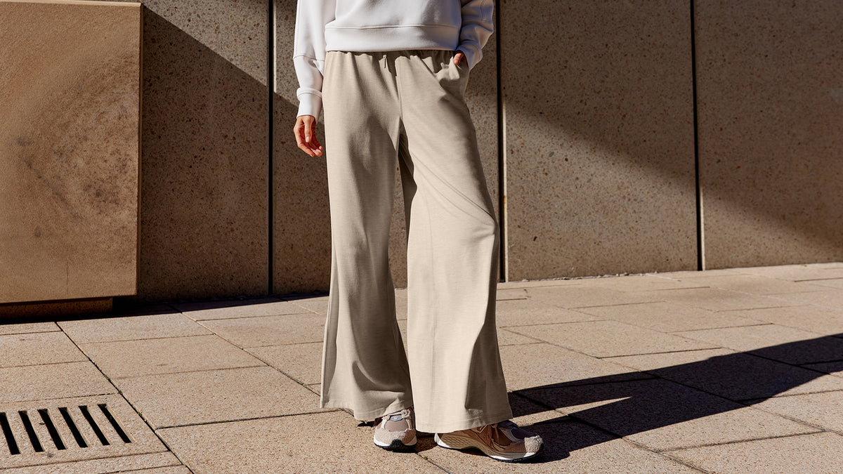 Your ultimate travel companion. Lightweight, ultra-soft, and breathable with four-way stretch, it keeps you comfortable on the move. Featuring an adjustable waistband and secure pockets, it’s perfect for long flights or exploring new cities.