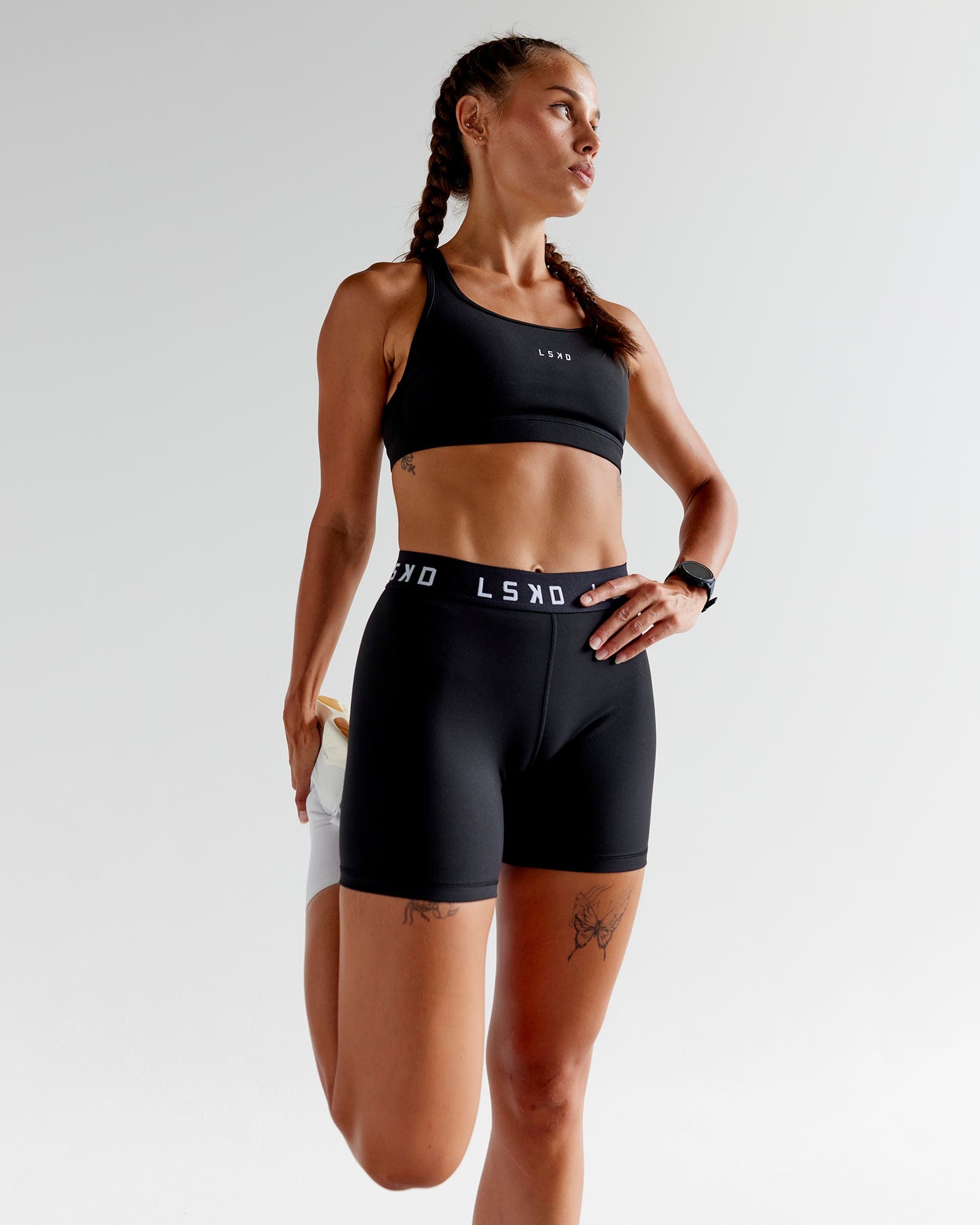 Woman wearing Extend Mid-Rise 6" Short - Black-White