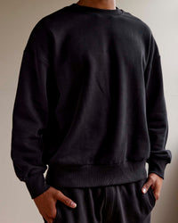 Man wearing Unisex MVP Sweater Oversize - Black | Thumbnail Index: 0