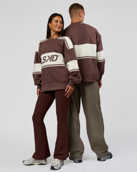 Duo wearing A-Team Sweater Oversize in Cocoa Powder-Off White | Model:Bianca | Size:XS | Model:Albert | Size: M | Thumbnail Index: 1