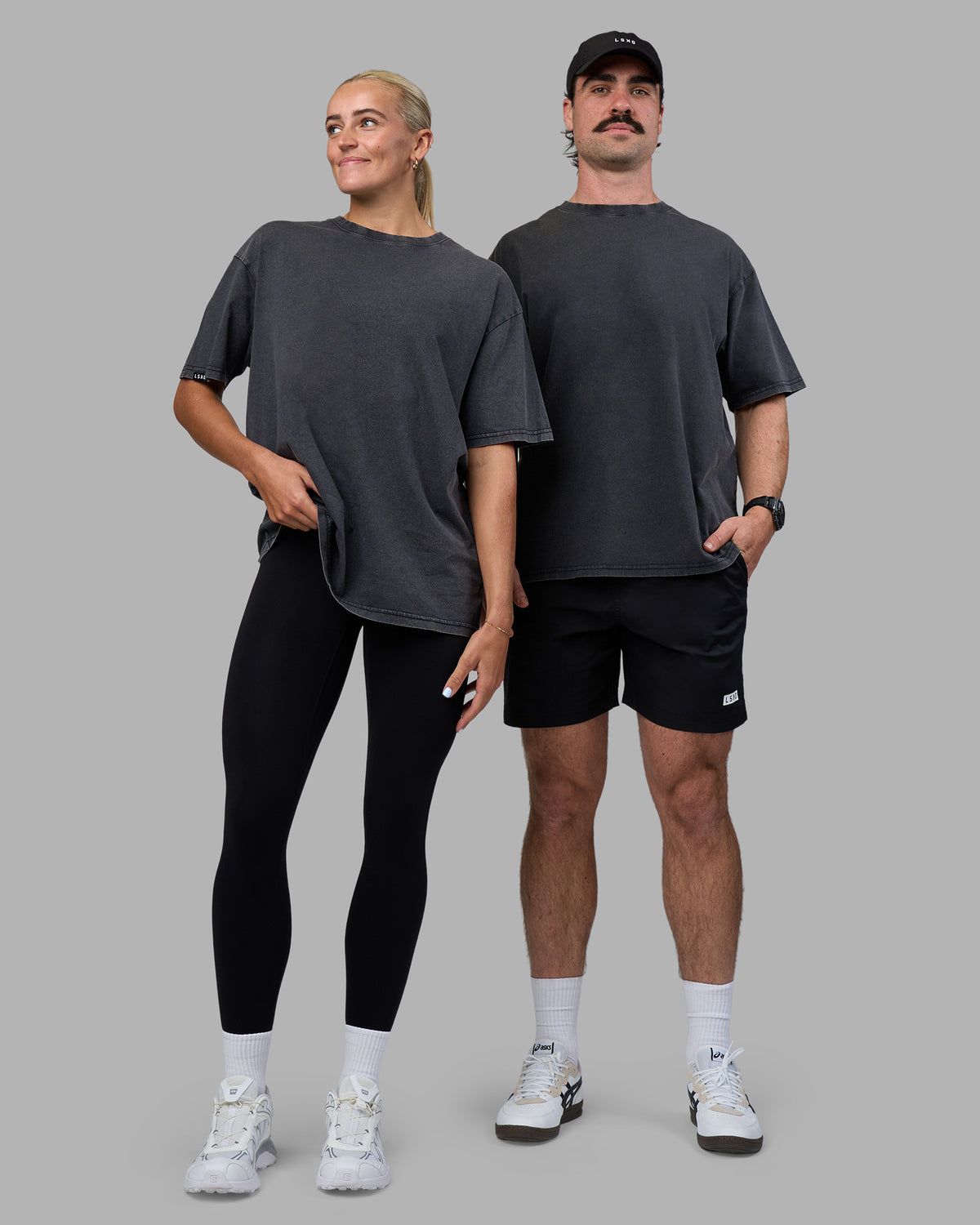 Duo wearing Easy FLXCotton Tee Oversize - Black Washed | Model:Both | Size:Duo - view 1