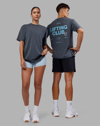 Duo wearing Lifting Club FLXCotton Tee Oversize - Dark Storm Washed-Blue | Model:Both | Size:Duo | Thumbnail Index: 0