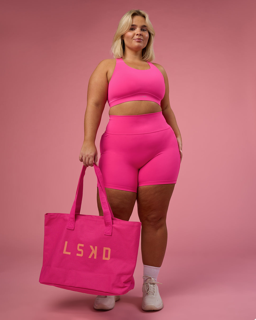 Woman wearing Fusion Sports Bra 2.0 - Ultra Pink | Model:Bianca | Size:L - view 8