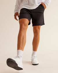 Man wearing All Day ZeroCrease™ Regular 8" Short - Black | Model:Jackson | Size:34 | Thumbnail Index: 4