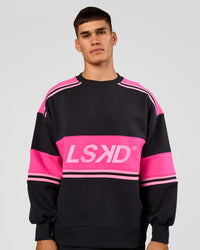 Man wearing A-Team Sweater Oversize - Caviar-Ultra Pink-Candy Pink | Model:Jackson | Size:L | Thumbnail Index: 3