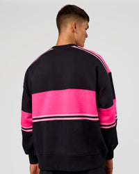 Man wearing A-Team Sweater Oversize - Caviar-Ultra Pink-Candy Pink | Model:Jackson | Size:L | Thumbnail Index: 7