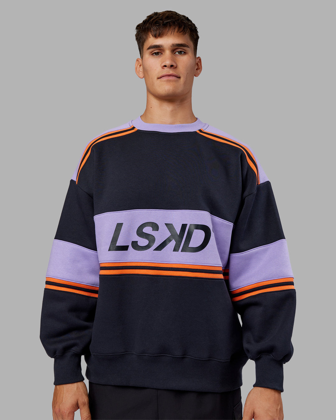 Man wearing A-Team Sweater Oversize - Caviar-Violet Ray | Model:Jackson | Size:L - view 3