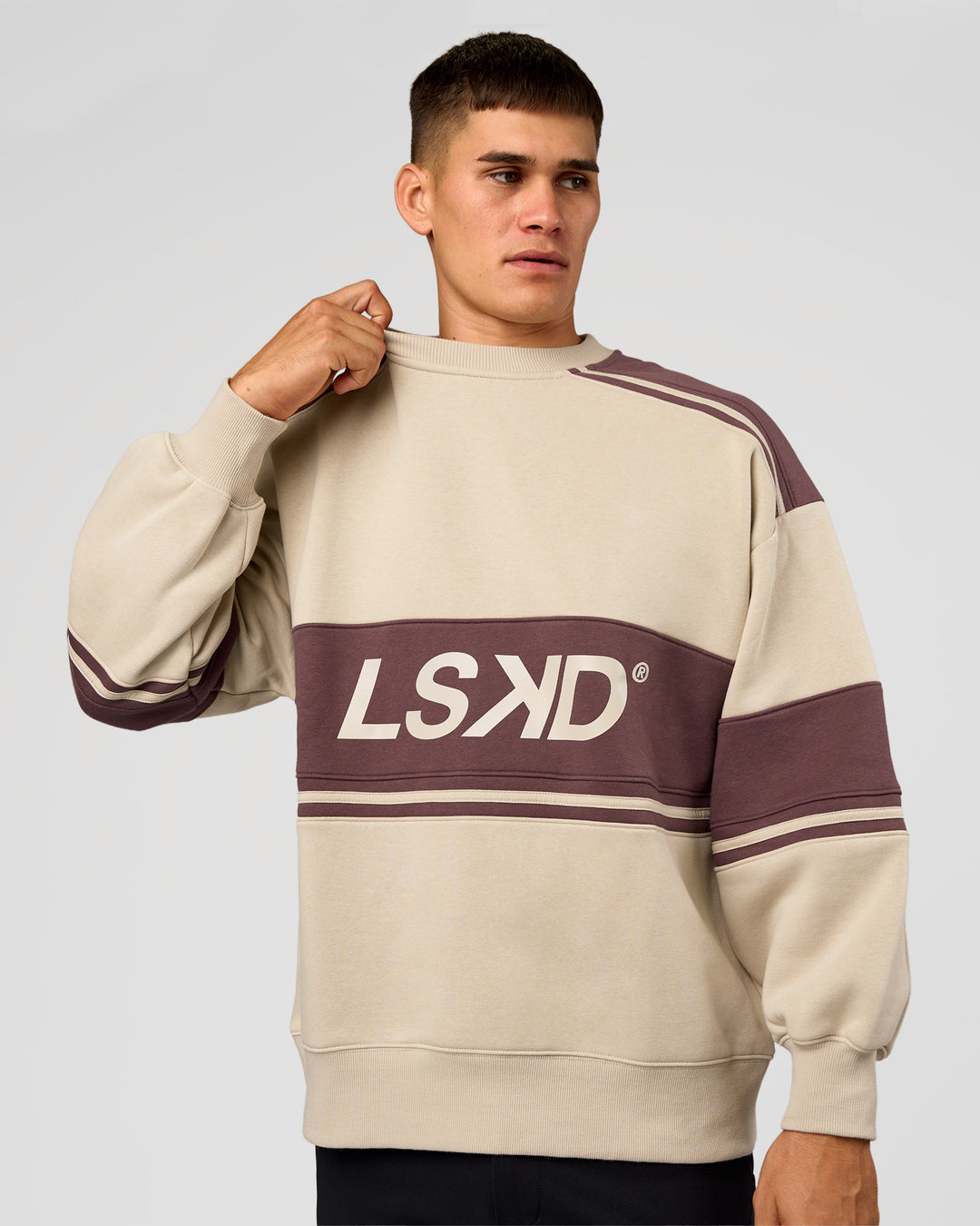 Man wearing A-Team Sweater Oversize - Shale Beige-Cocoa Powder | Model:Jackson | Size:L - view 3