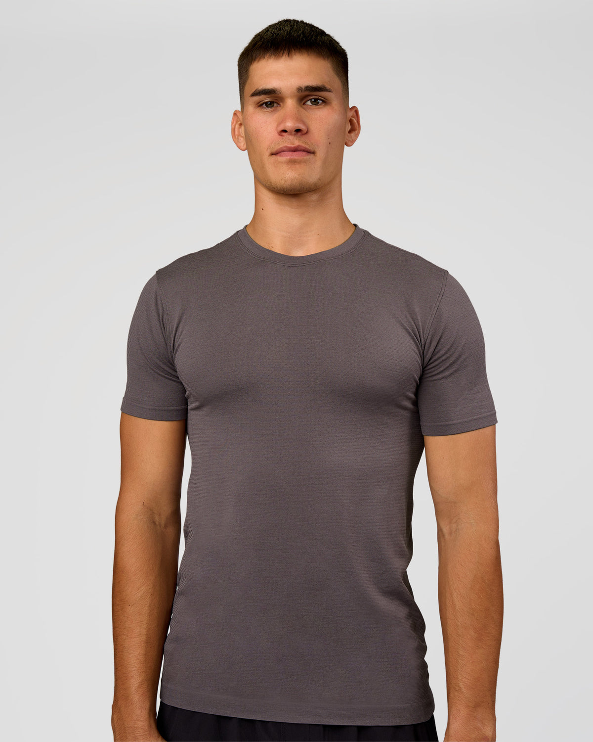 Man wearing AeroFLX+ Seamless Set In Tee - Duskstone/Duskstone | Model:Jackson | Size:L