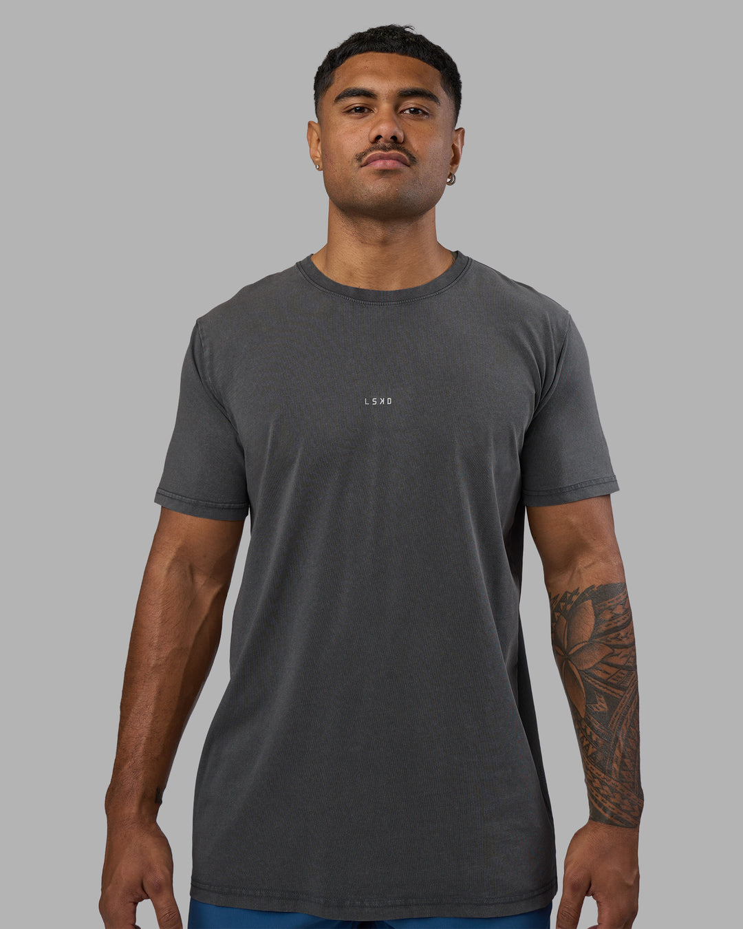 Man wearing Base FLXCotton Tee - Dark Storm Washed| Model:Xav | Size:L - view 2