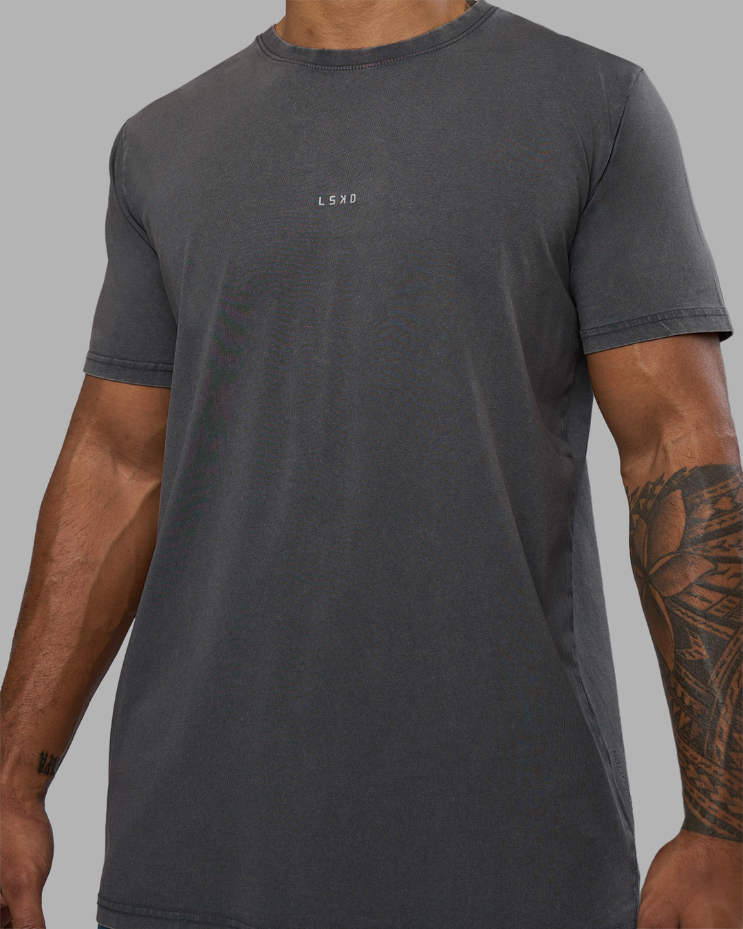 Man wearing Base FLXCotton Tee - Dark Storm Washed| Model:Xav | Size:L - view 5
