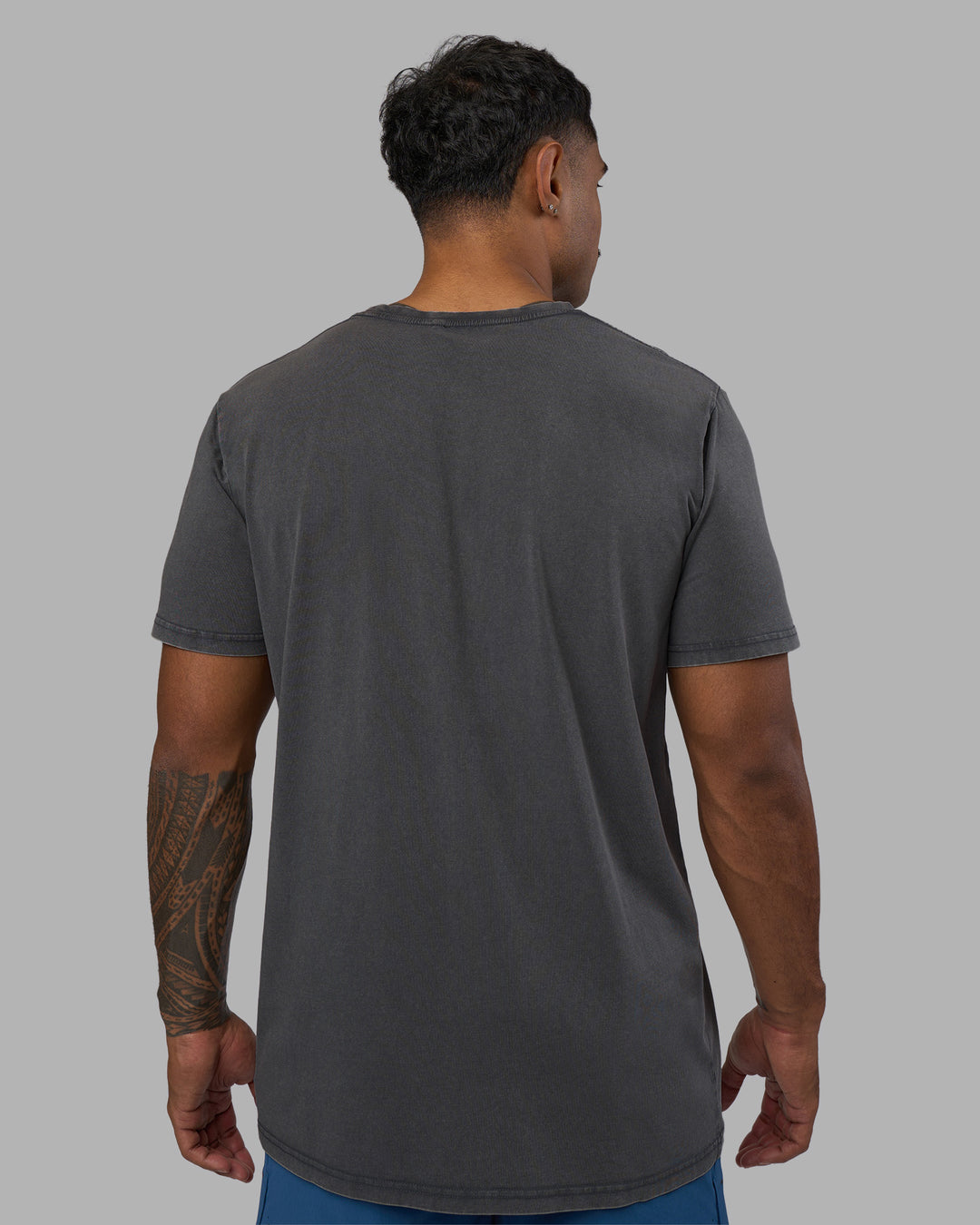 Man wearing Base FLXCotton Tee - Dark Storm Washed| Model:Xav | Size:L - view 3