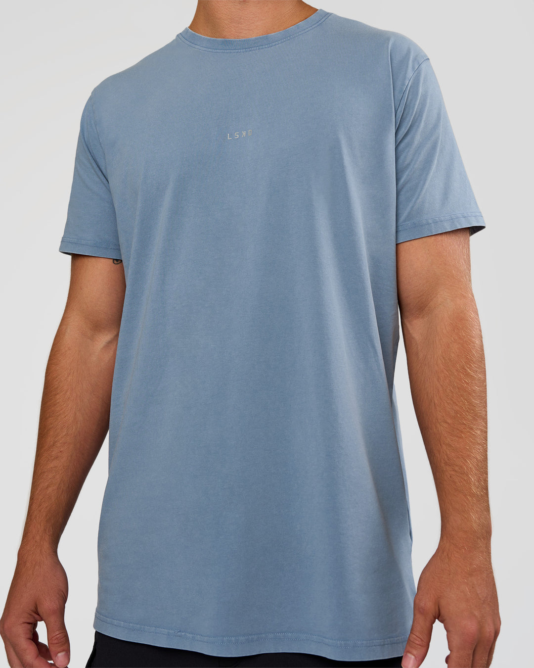 Man wearing Base FLXCotton Tee  Regular Fit +2cm - Elemental Blue Washed | Model:Marcus | Size:L - view 4
