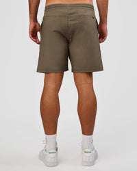 Man wearing Daily 7" Short - Walnut Grey | Model:Marcus | Size:L | Thumbnail Index: 3