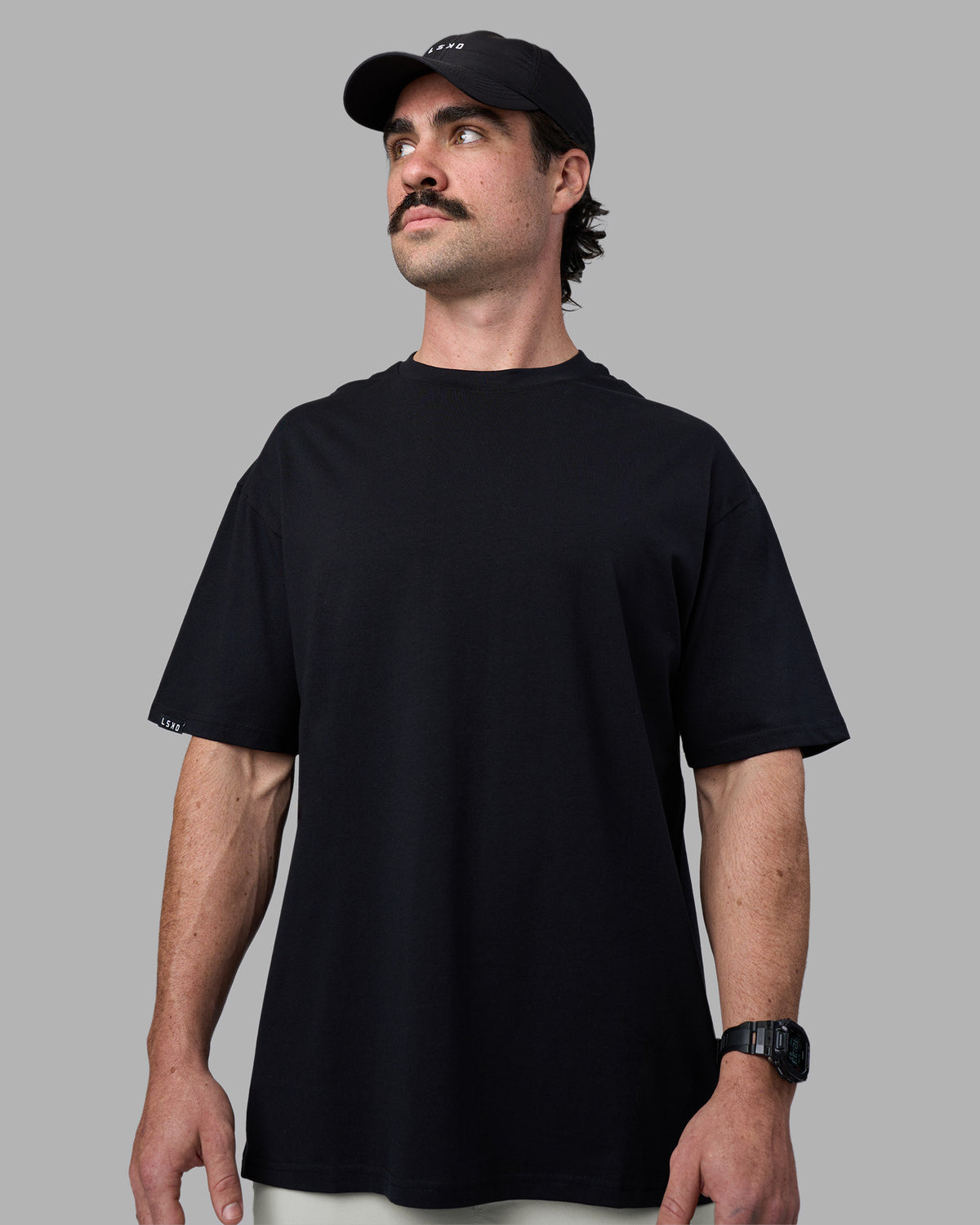 Man wearing Easy FLXCotton Tee Oversize - Black | Model:Adam | Size:L - view 2
