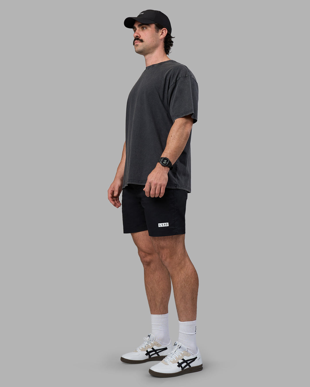 Man wearing Easy FLXCotton Tee Oversize - Black Washed | Model:Adam | Size:L - view 6