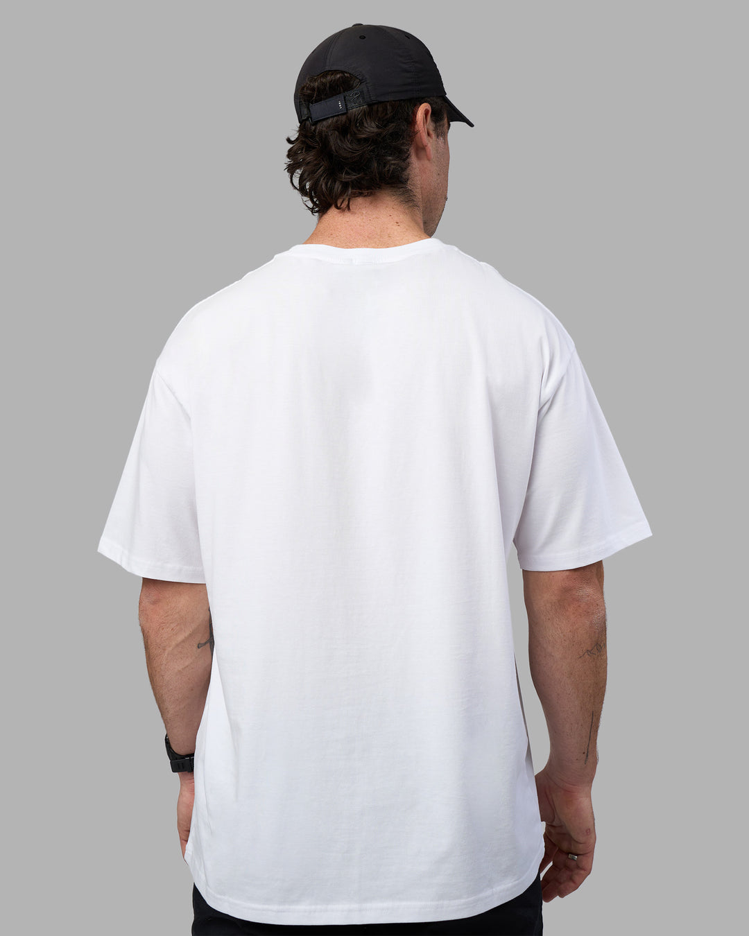 Man wearing Easy FLXCotton Tee Oversize - White | Model:Adam | Size:L - view 10
