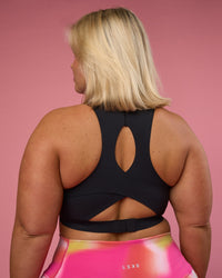 Woman wearing Fusion Sports Bra 2.0 - Black | Model:Bianca | Size:L | Thumbnail Index: 4