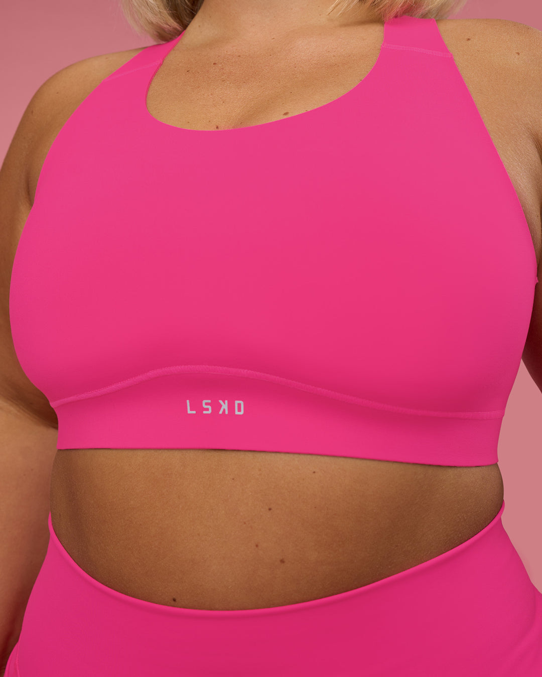 Woman wearing Fusion Sports Bra 2.0 - Ultra Pink | Model:Bianca | Size:L - view 7