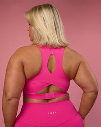 Woman wearing Fusion Sports Bra 2.0 - Ultra Pink | Model:Bianca | Size:L | Thumbnail Index: 1