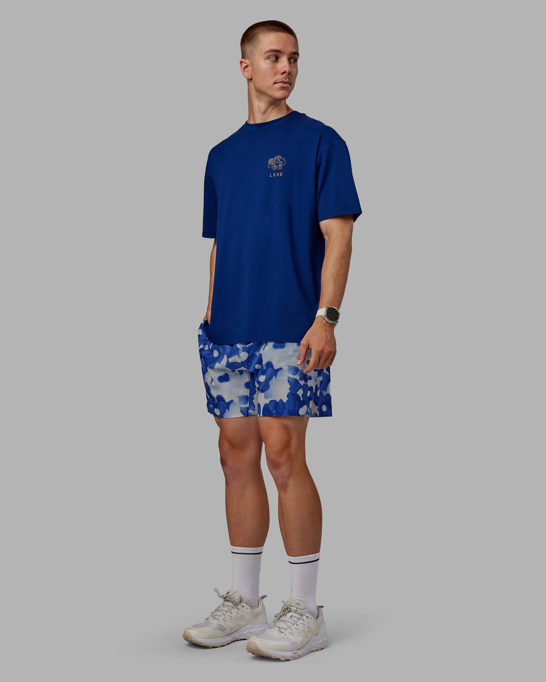Man wearing Grand Slam 6" Shorts in Wildflower Midnight Blue | Size:L - view 6