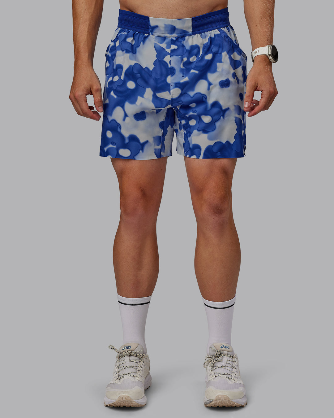 Man wearing Grand Slam 6" Shorts in Wildflower Midnight Blue | Size:L - view 7