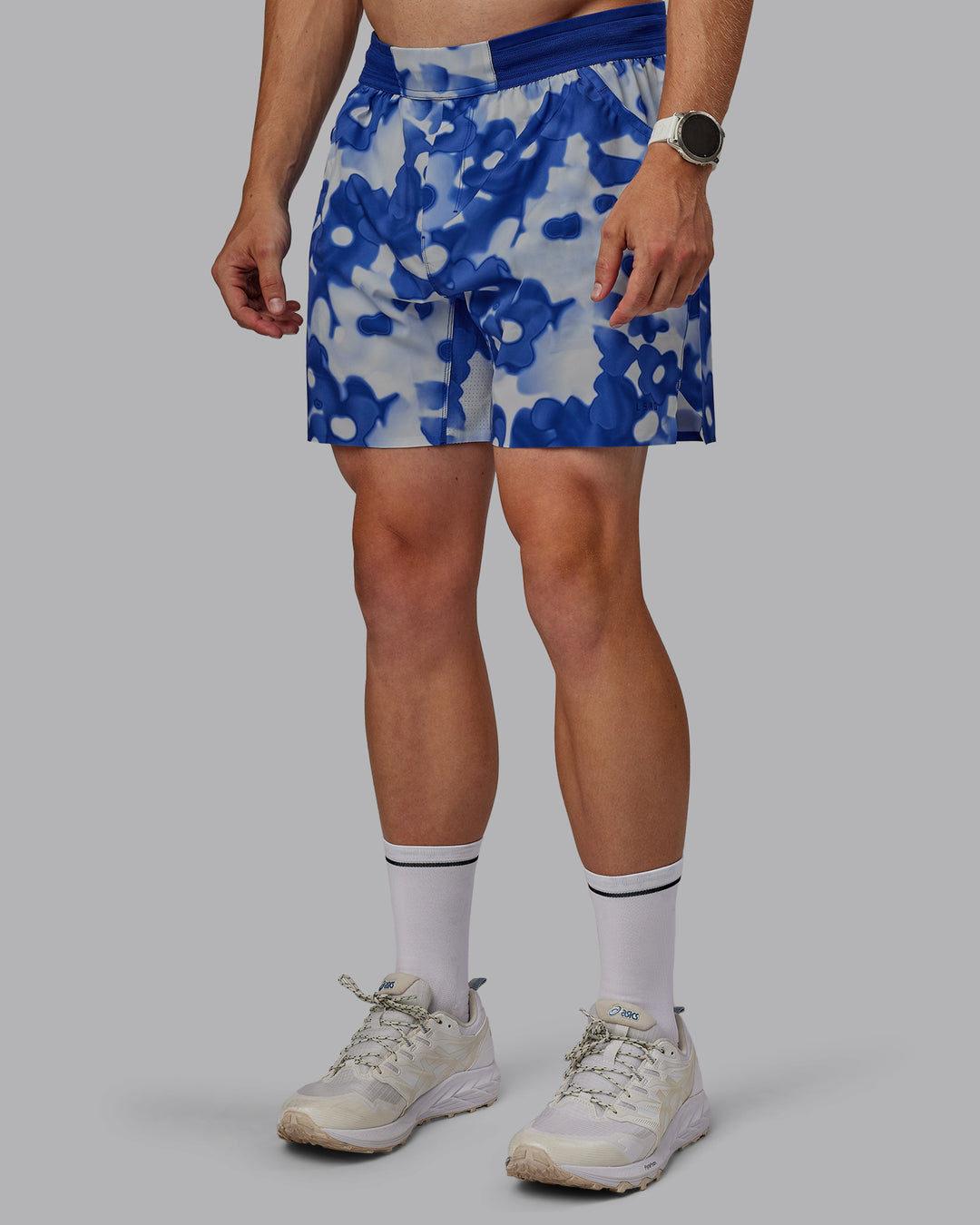 Man wearing Grand Slam 6" Shorts in Wildflower Midnight Blue | Size:L - view 1