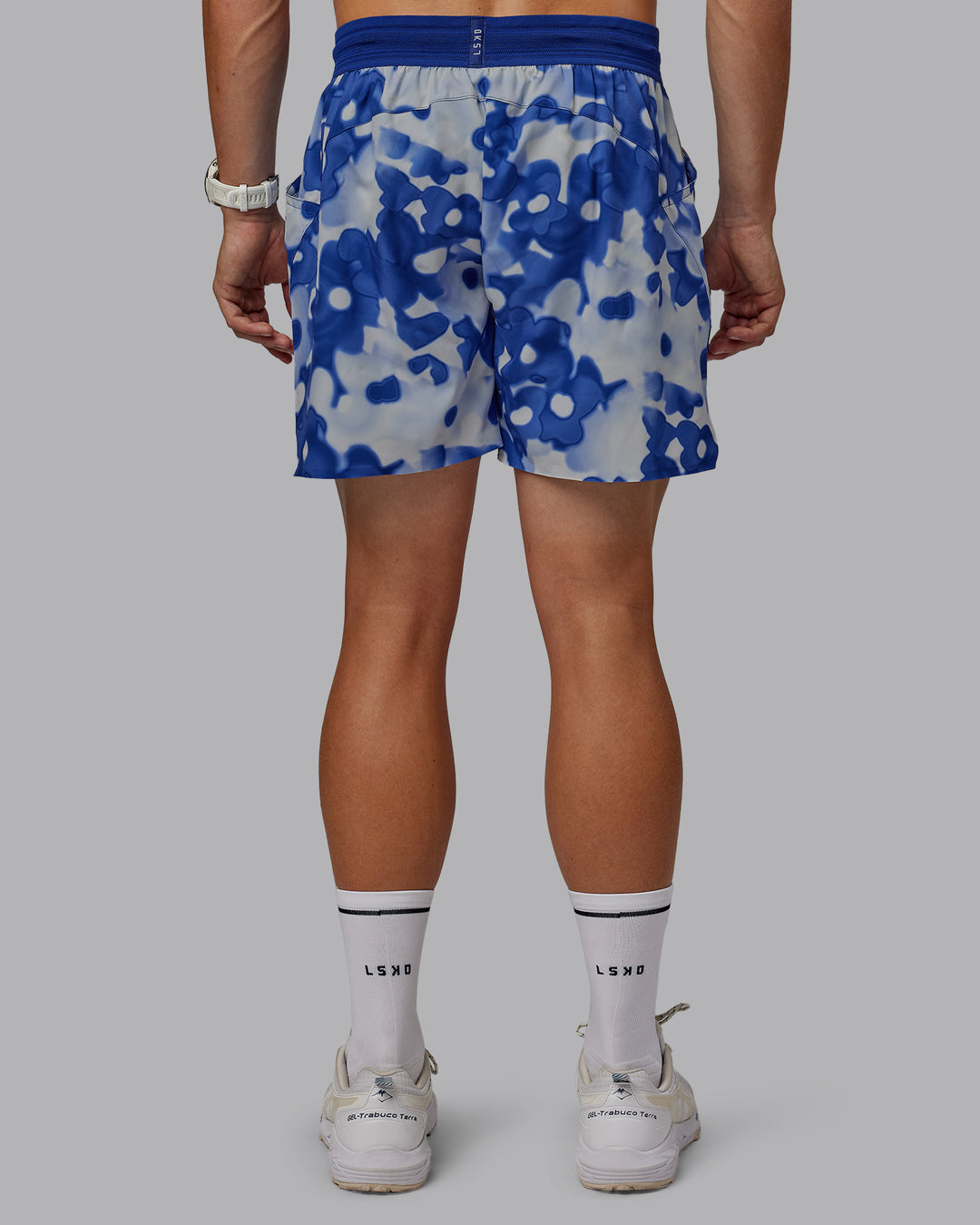 Man wearing Grand Slam 6" Shorts in Wildflower Midnight Blue | Size:L - view 4