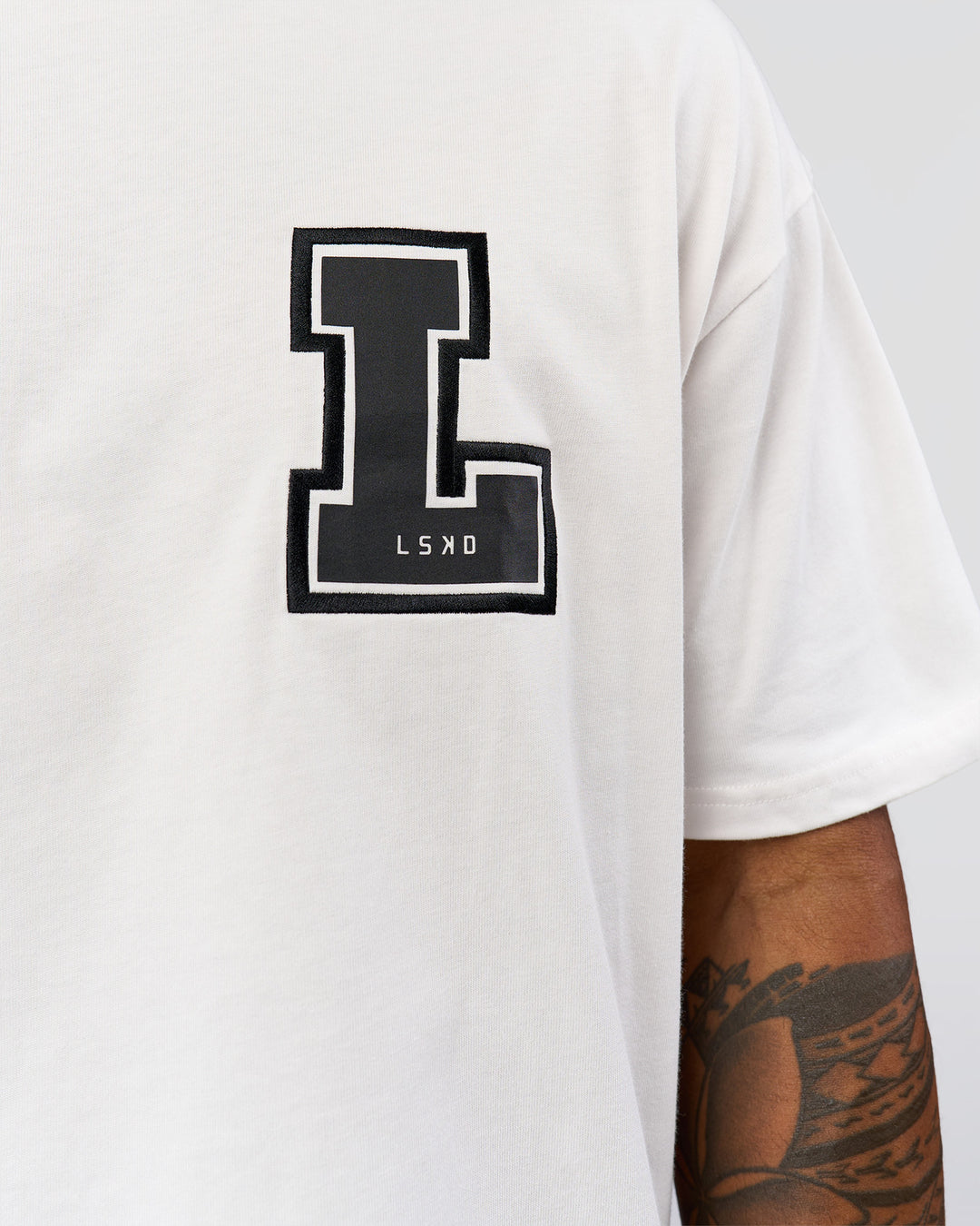 Man wearing Hype Heavyweight Unisex Oversized Tee - Off White-Black | Model:Xavier | Size:L - view 9