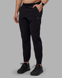 Man wearing Lift Jogger - Black | Model:Tom | Size:L | Thumbnail Index: 7