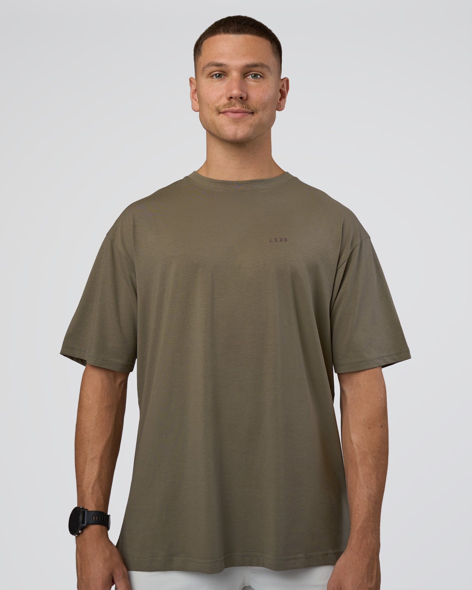 Man wearing Lifting FLXCotton Oversized Tee - Walnut Grey-Hot Chocolate | Model:Nikola | Size:L