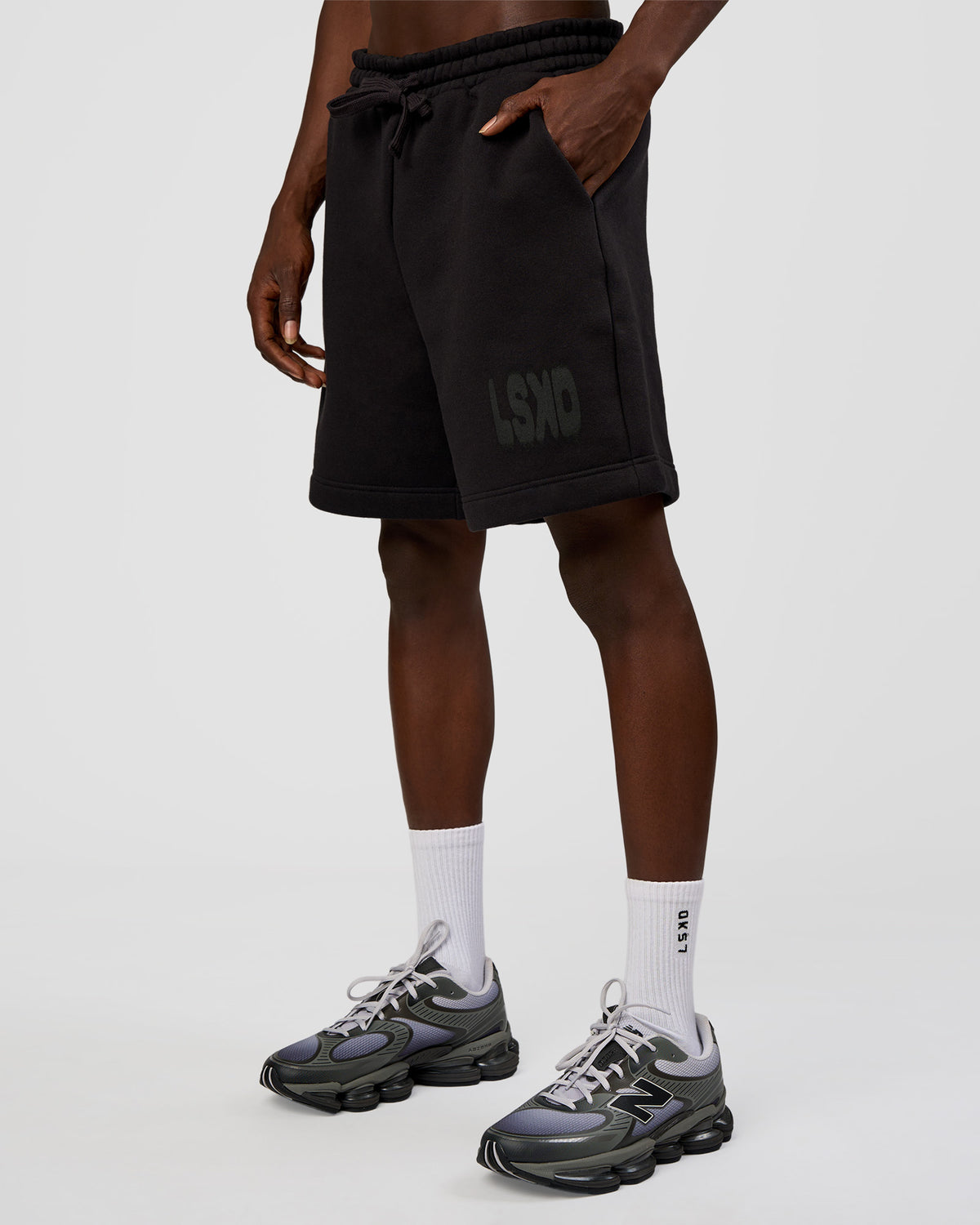 Man wearing Memory In Motion Heavyweight Fleece 7" Short - Black Washed | Model:Okello | Size:L