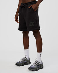 Man wearing Memory In Motion Heavyweight Fleece 7" Short - Black Washed | Model:Okello | Size:L | Thumbnail Index: 0