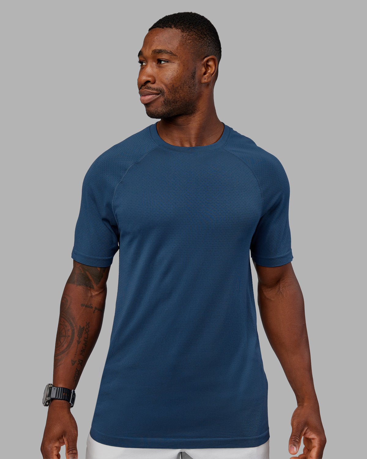 Man wearing AeroFLX+ Seamless Tee - Indigo/Indigo | Model:Sam | Size:L