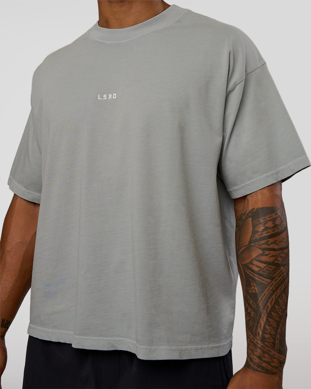 Man wearing Oversized Heavyweight Boxed Tee - Light Grey Marl | Model:Xav | Size:L - view 5