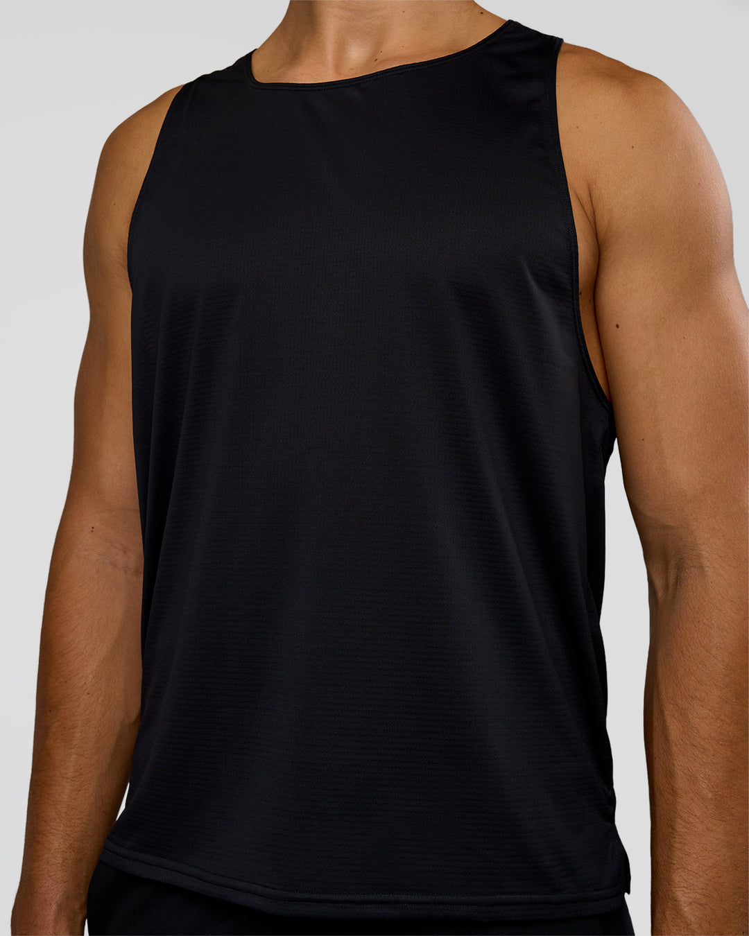Man wearing Pace Running Tank 3.0  - Black | Model:Jackson | Size:L - view 4