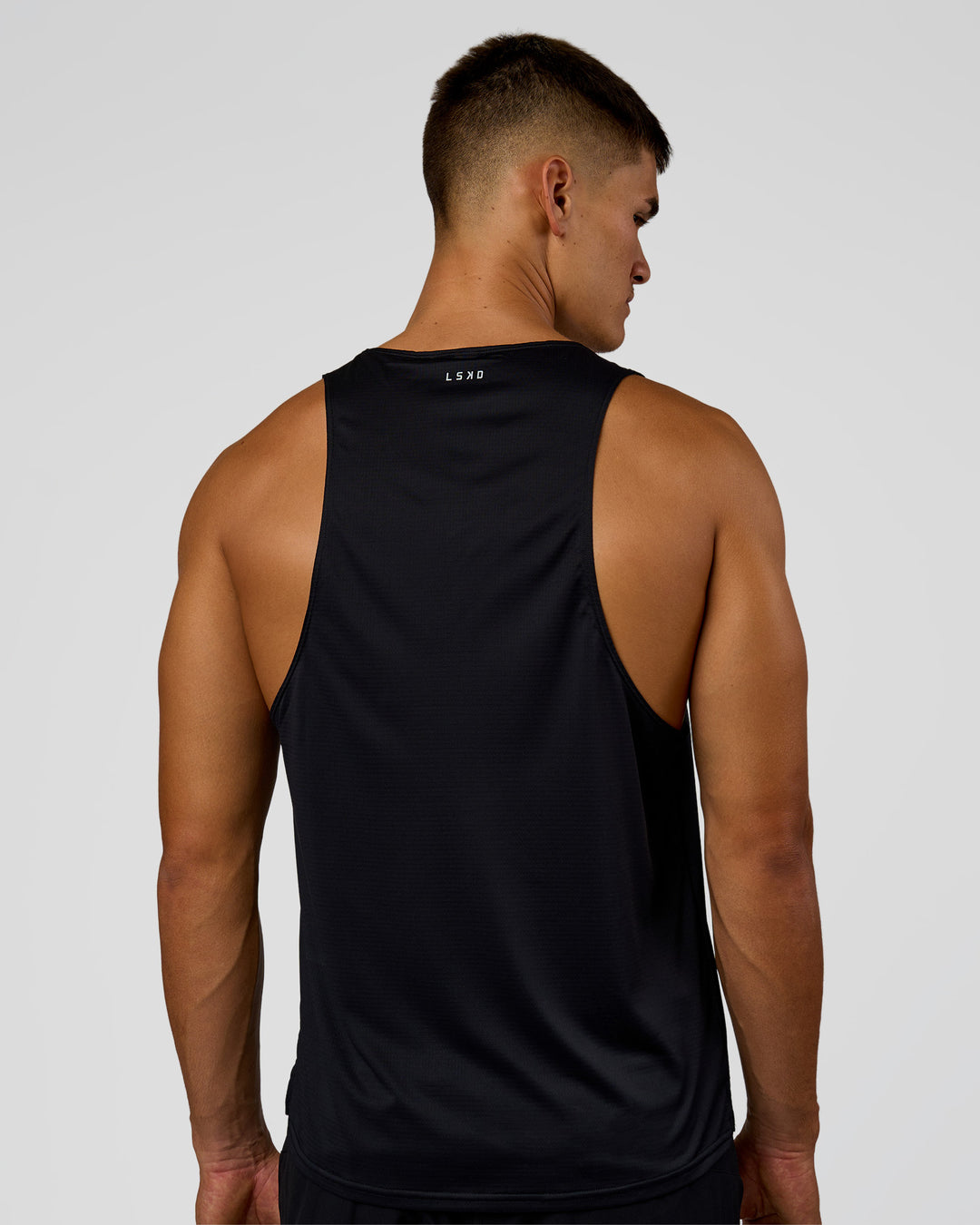 Man wearing Pace Running Tank 3.0  - Black | Model:Jackson | Size:L - view 3