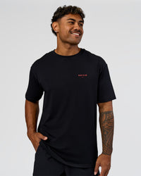 Man wearing RUN CLUB FLXCotton Tee Oversize - Black-Scarlet | Model:Xav | Size:L  | Thumbnail Index: 2