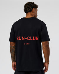 Man wearing RUN CLUB FLXCotton Tee Oversize - Black-Scarlet | Model:Xav | Size:L  | Thumbnail Index: 4