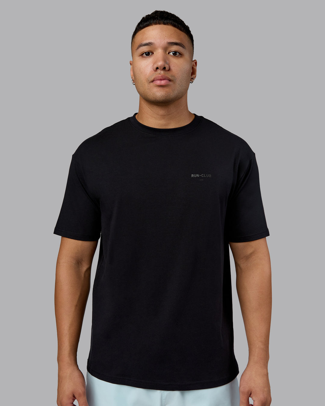 Man wearing RUN CLUB FLXCotton Tee Oversize - Black-Reflective | Model:Kaelyb | Size:L - view 3