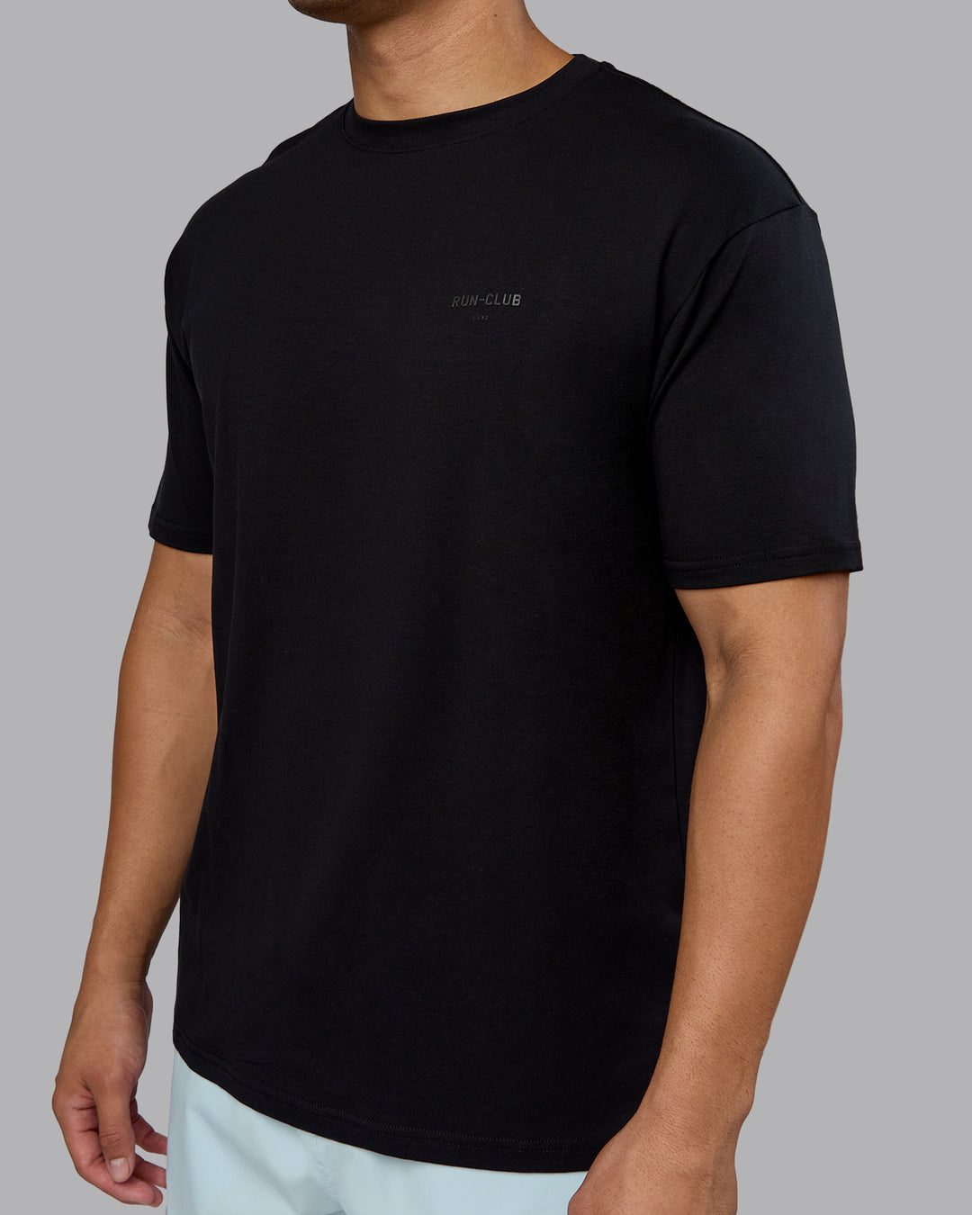 Man wearing RUN CLUB FLXCotton Tee Oversize - Black-Reflective | Model:Kaelyb | Size:L - view 8