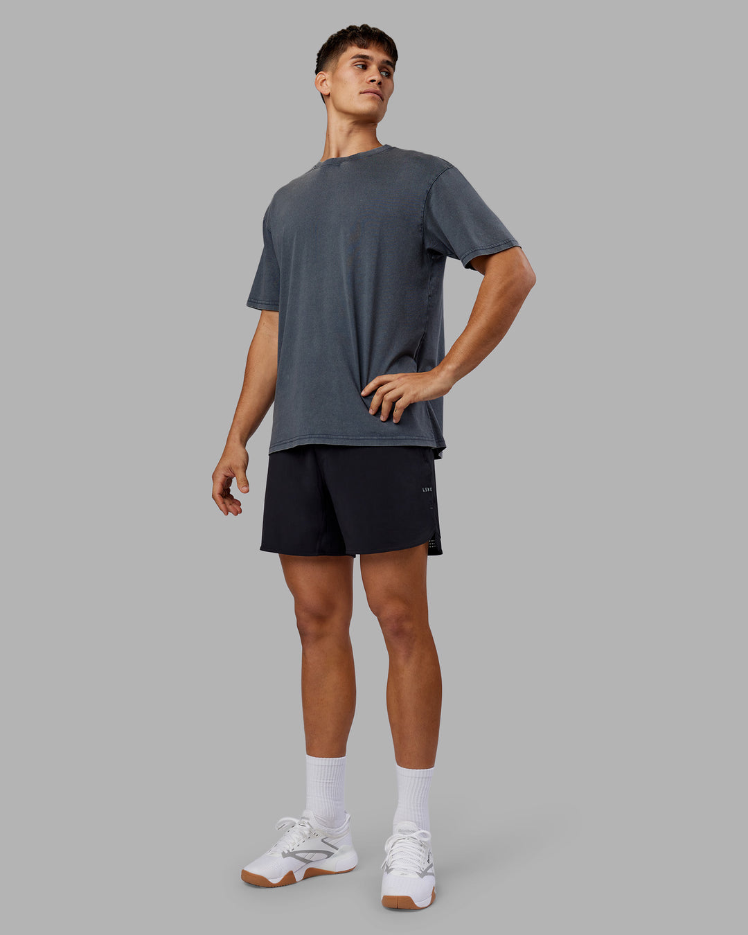 Man wearing Lifting Club FLXCotton Tee Oversize - Dark Storm Washed-Blue | Model:Jackson | Size:L - view 5