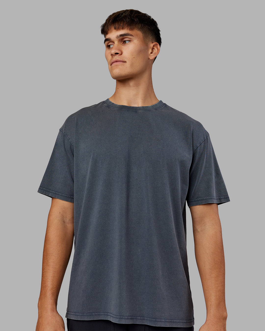 Man wearing Lifting Club FLXCotton Tee Oversize - Dark Storm Washed-Blue | Model:Jackson | Size:L - view 2