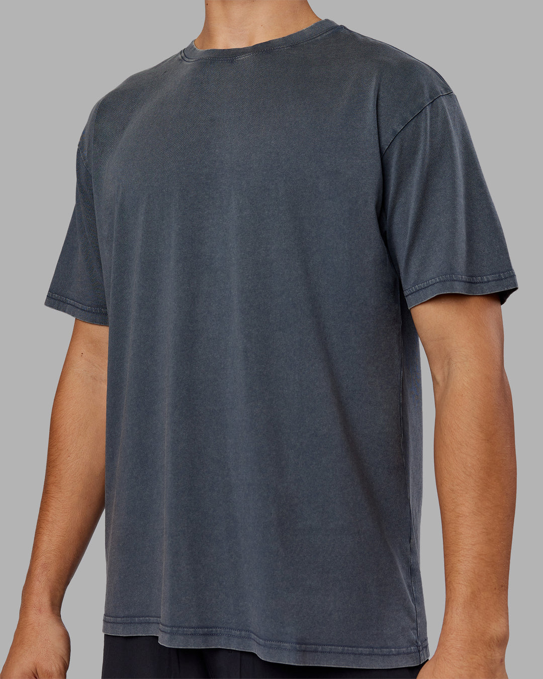 Man wearing Lifting Club FLXCotton Tee Oversize - Dark Storm Washed-Blue | Model:Jackson | Size:L - view 8